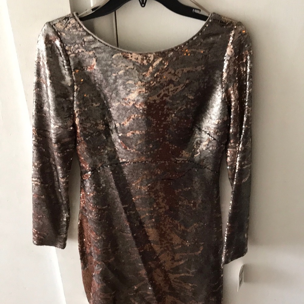A dress - Picture 2 of 5